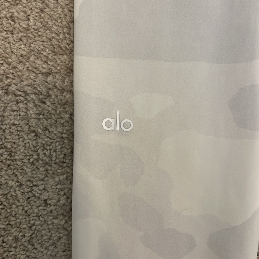 White Camo Alo Leggings 7/8 length NWOT - Picture 4 of 4